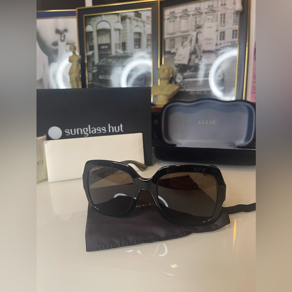 Authentic brand NEW GUCCI Sunglasses Black Green Red ❤️ comes with organizer ❤️ - Picture 3 of 12